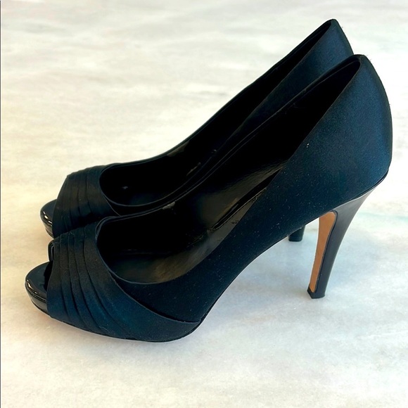 White House Black Market Women's Black Satin London Peep Toe Heels Size 6.5 - Picture 2 of 9